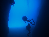 Taucher im Hhleneingang